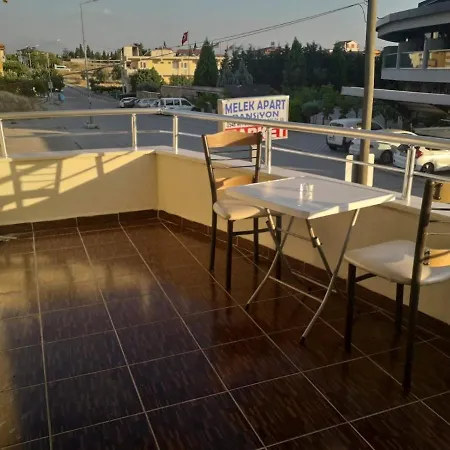 Gazde/Camere de închiriat Melek *