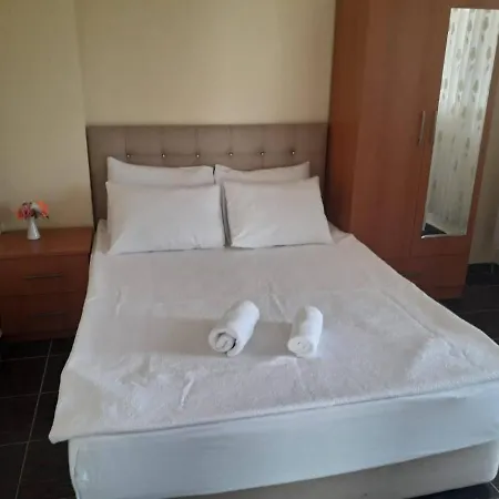 Melek Gazde/Camere de închiriat *